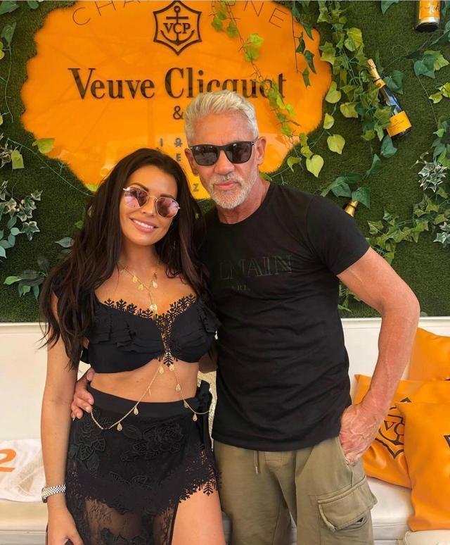 58岁英国富豪,英国亿万富翁富家女