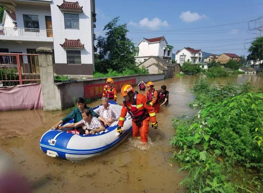寒夜中有你们逆风而行的身影,逆风而行风雨中的身影