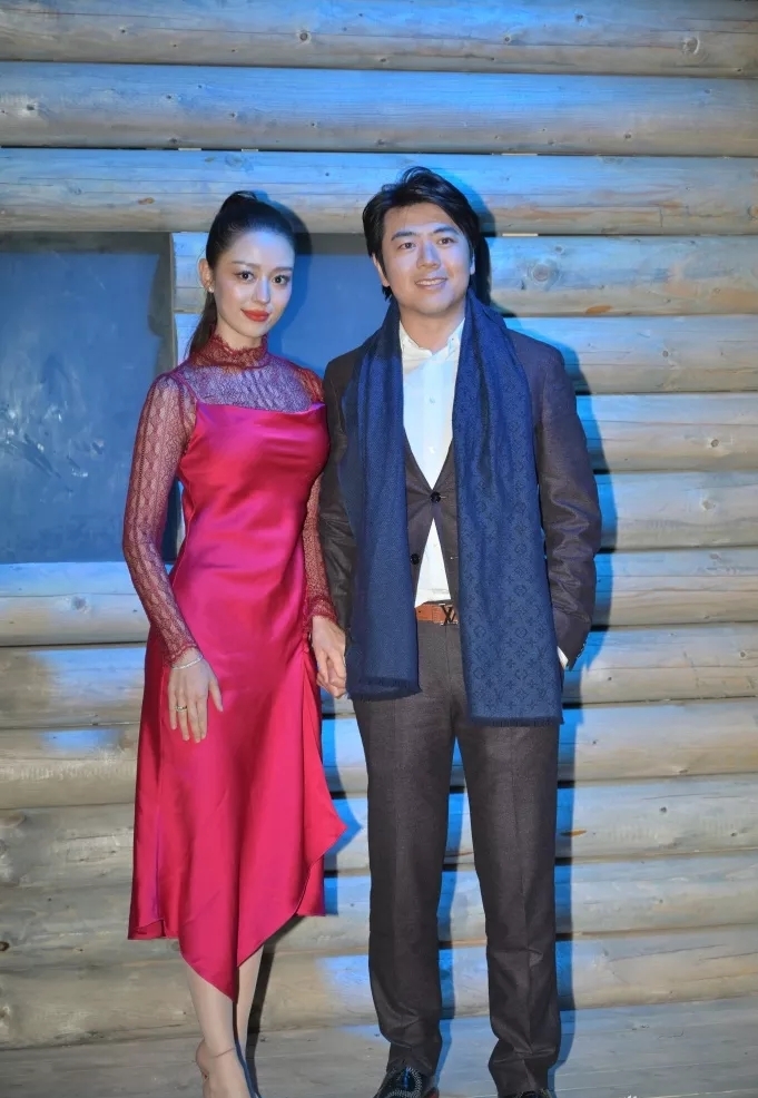 吉娜穿吊带礼服弹钢琴,吉娜一袭复古白色蕾丝裙笑颜甜美