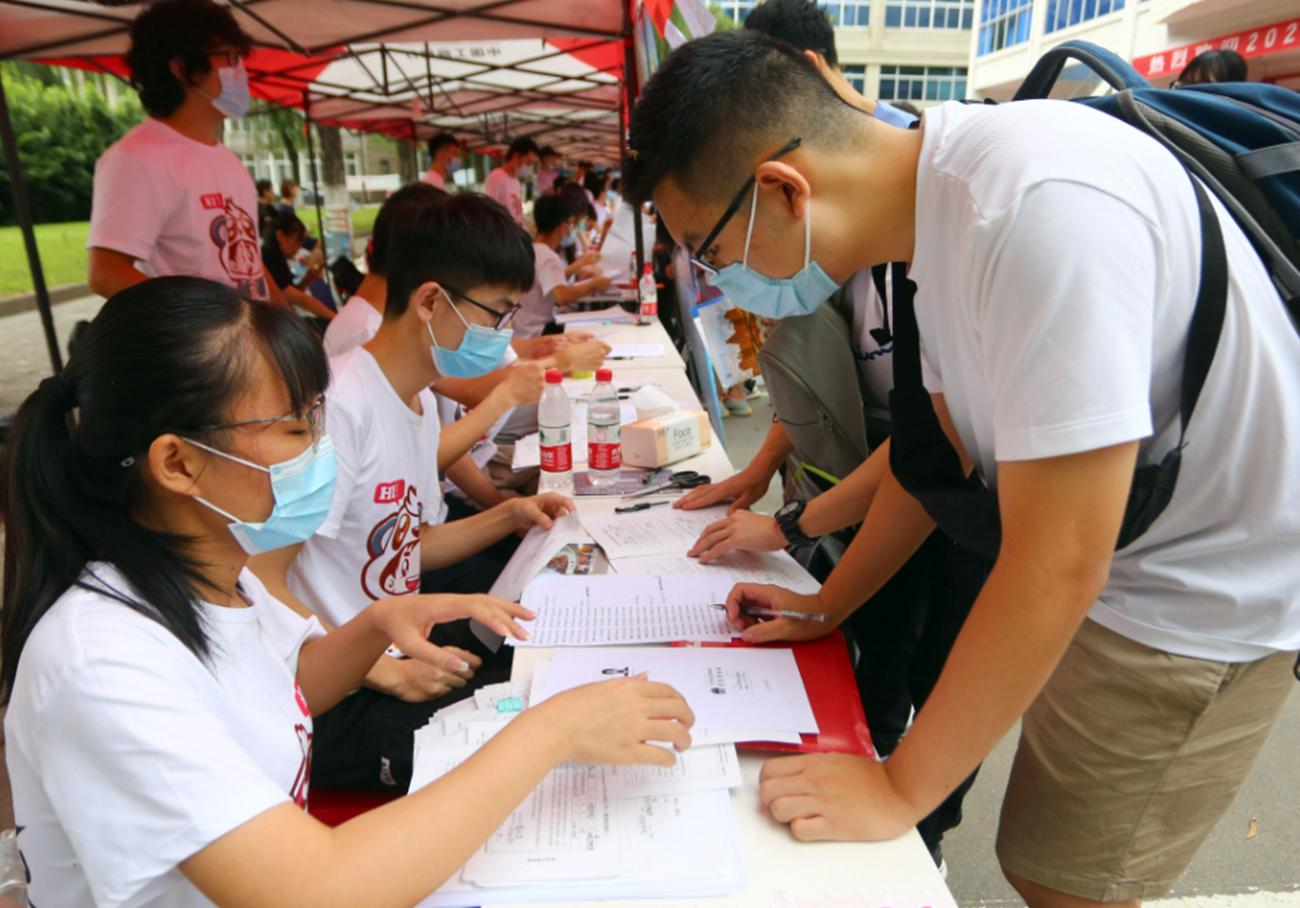 贫困生穿名牌领助学金校方回应,贫困生用助学金买3000块的鞋