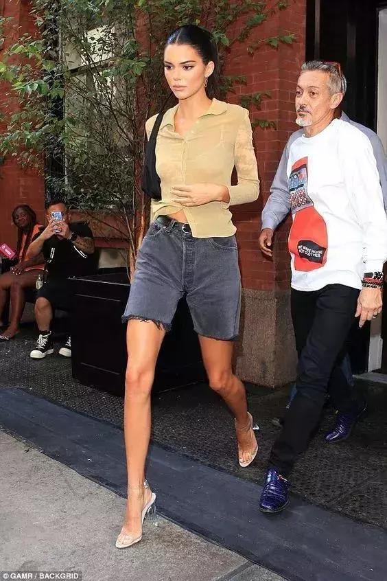 奶奶都嫌丑的包被Jennie背过后，有半个地球的时尚博主疯狂求同款