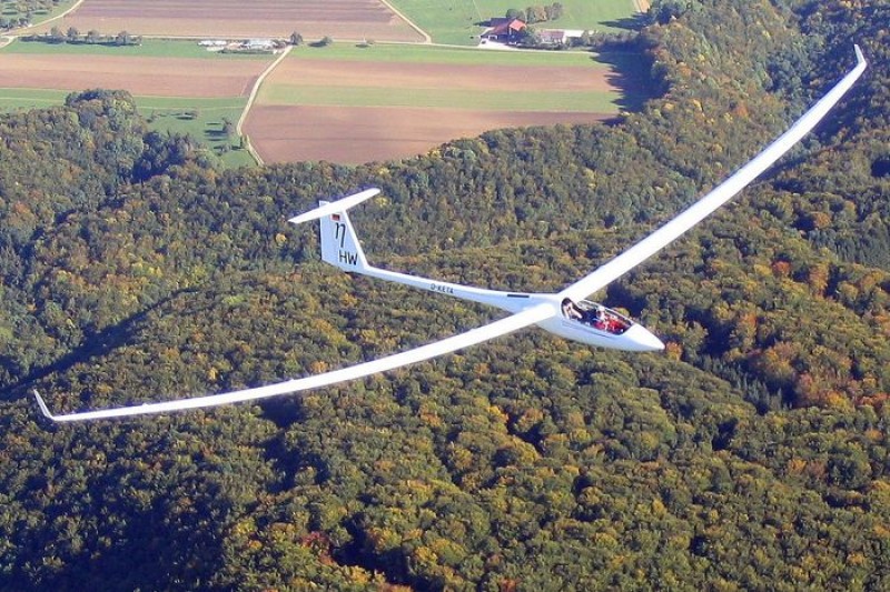 既帅气又能飞的飞机纸飞机怎么折,飞机该怎么折才能飞得更远