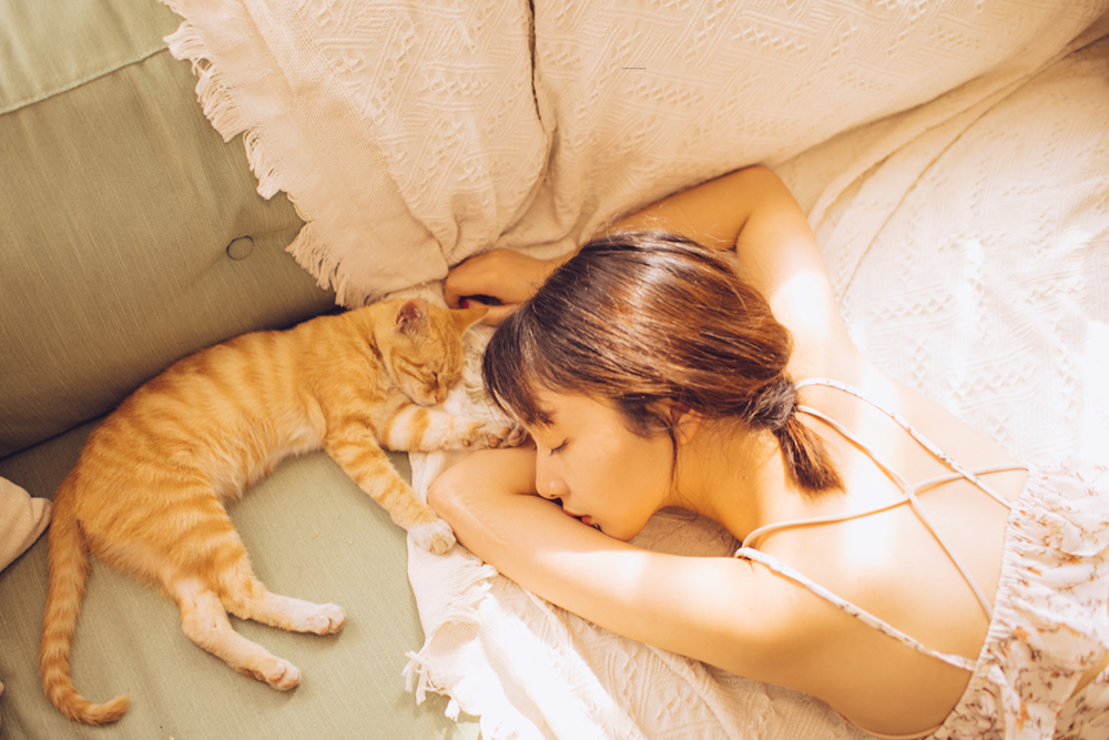 女人见到喜欢的男人是什么举动,女人遇到喜欢的男人都有什么反应