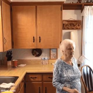 93岁奶奶恶搞27岁孙子一夜爆红！千万网友实力围观：奶奶太坑了！