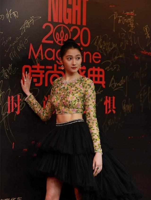 大佬力捧多年没火，“人间富贵花”如今居然凭借几套衣服出圈了？