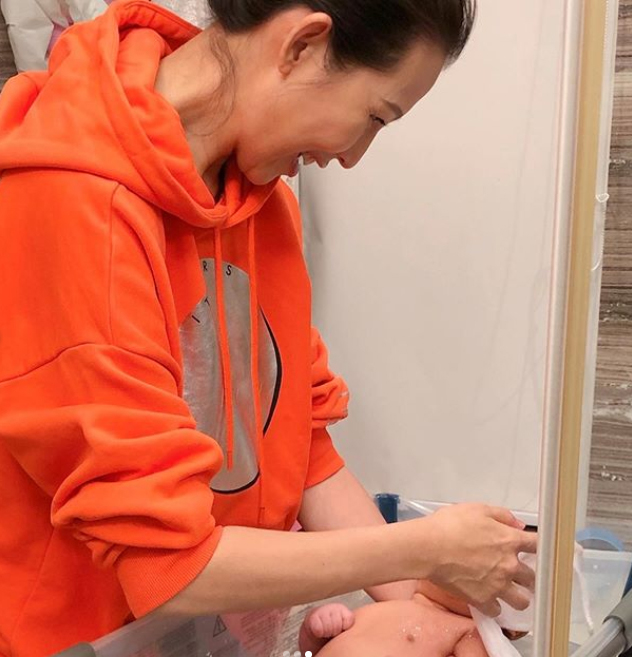 蔡少芬产后吃什么饭,张晋晒蔡少芬产子视频