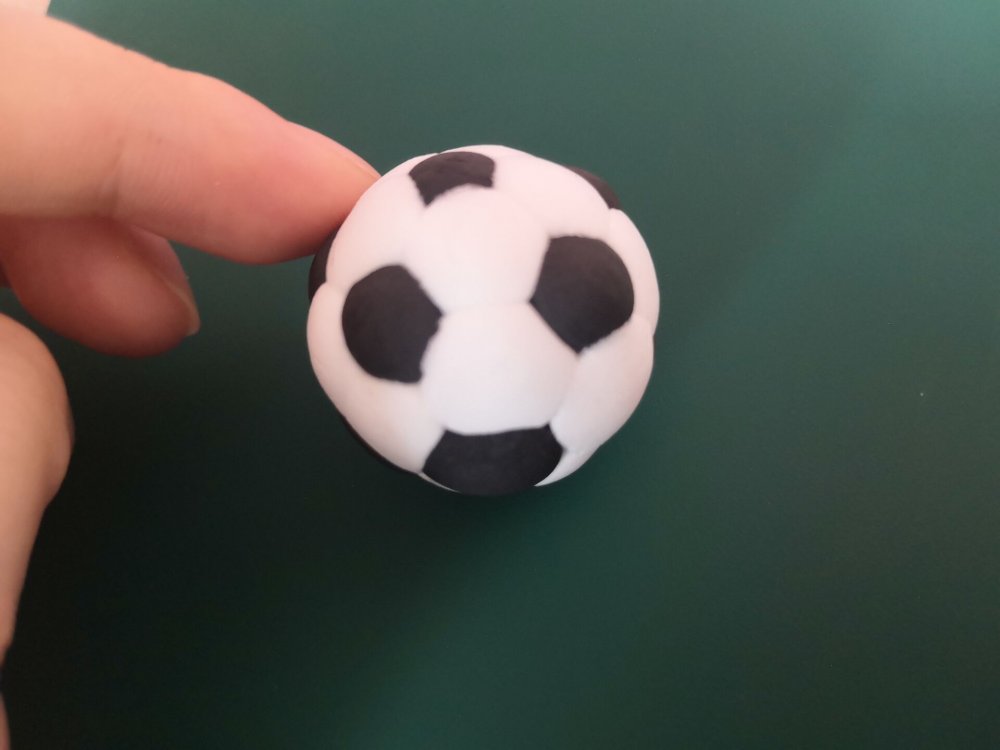 足球场景黏土作品教程,用黏土做的足球放在什么上好看