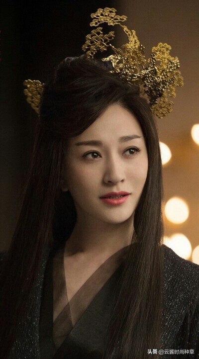 43岁李小冉穿着低调身形似少女,李小冉修正眼袋