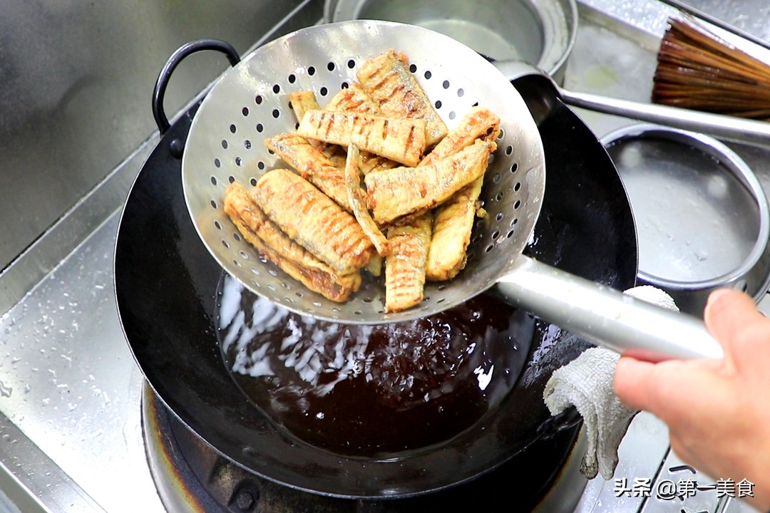 不管炸什么鱼，不要直接下锅！加上这2步，鱼肉更鲜更嫩还没腥味