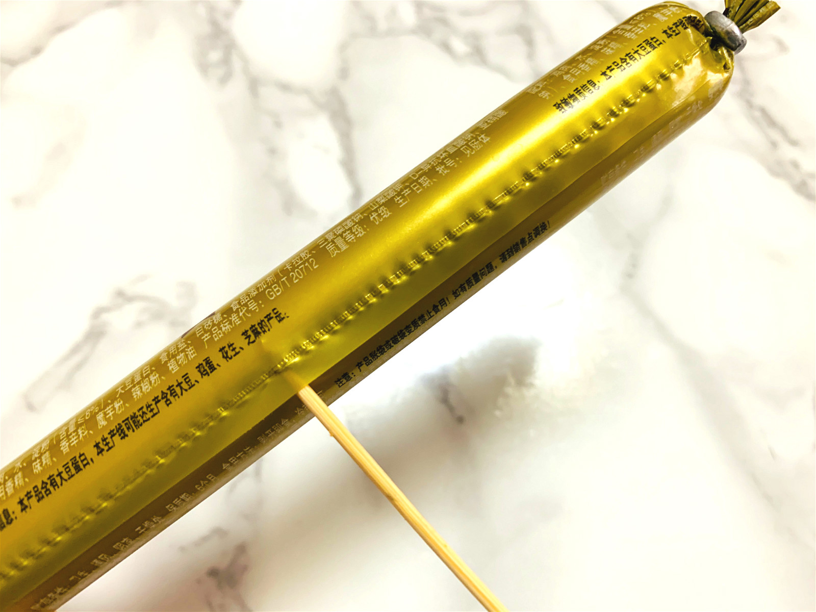 吃了一辈子火腿肠,一直用牙咬,3种小方法,轻松就能打开