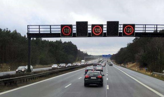 高速限速120突然出现限速80怎么办,高速上指示牌限速100导航报80