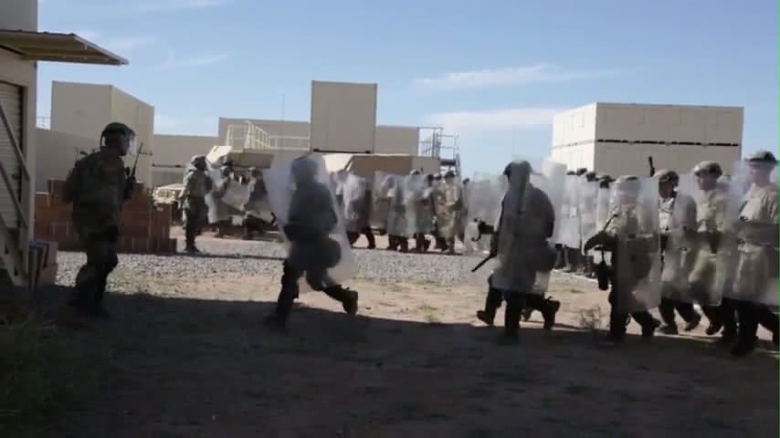 移民千万不要冲动!美国士兵手持*器武**和防暴装备,敢冲我就会动手