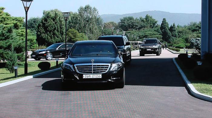 朝鲜街头大奔亮眼，一看是限量版的，每辆约人民币1038万元