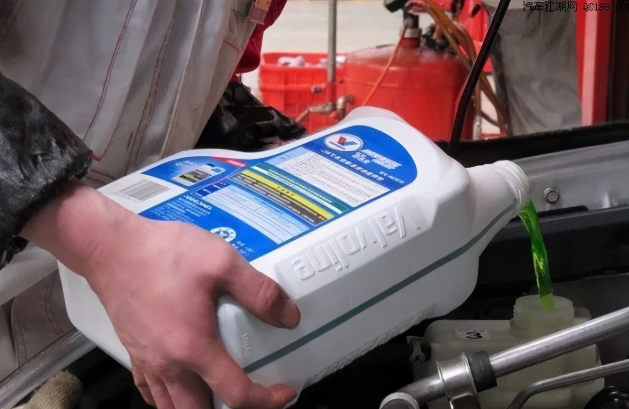 对于防冻液是否可以加水，正确的答案在这里