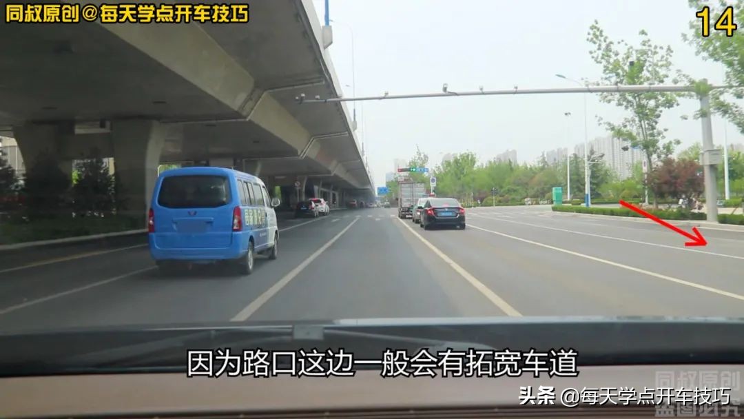 路口绿灯闪烁如何判断该停该过,路口绿灯过线中途变黄灯了停哪里