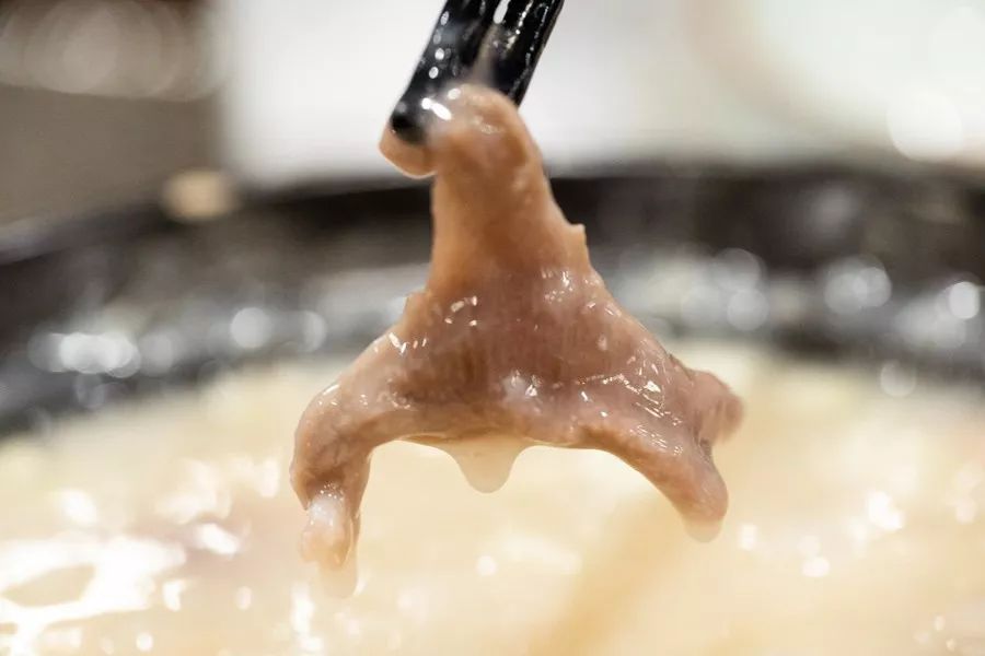 这家噗噗噗的粥底火锅店，稳就一个字