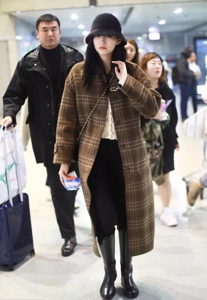 关晓彤最近私服穿搭,关晓彤机场变装