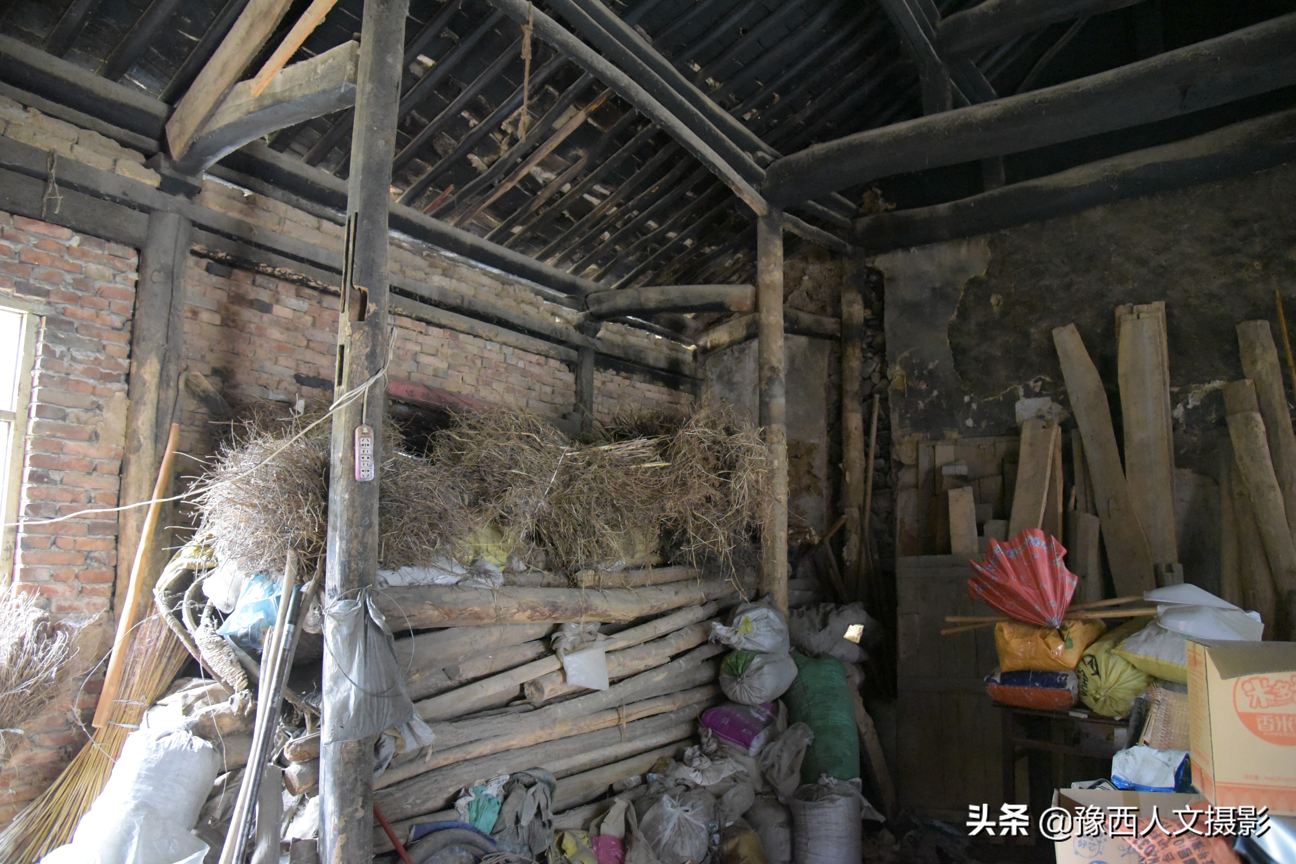 河南大叔供销社里卖货55年,一担两筐走遍全乡,商店模样70年没改