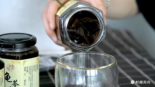 74岁的他，把一半的人生交给了这碗「黑暗甜品」