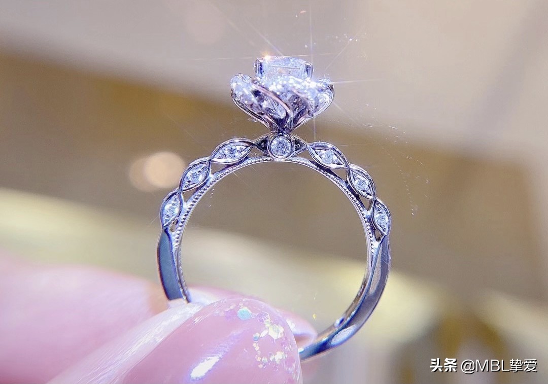 “一见即一生,再见即永恒。”---莫桑钻