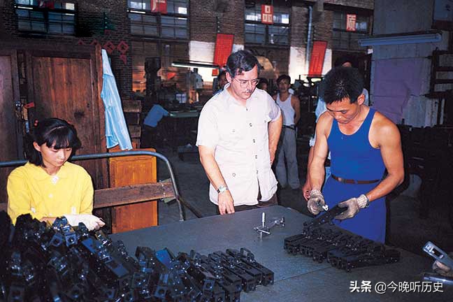 美国枪械记者受邀参观386厂，回国马上购买一支中国AK，收藏至今