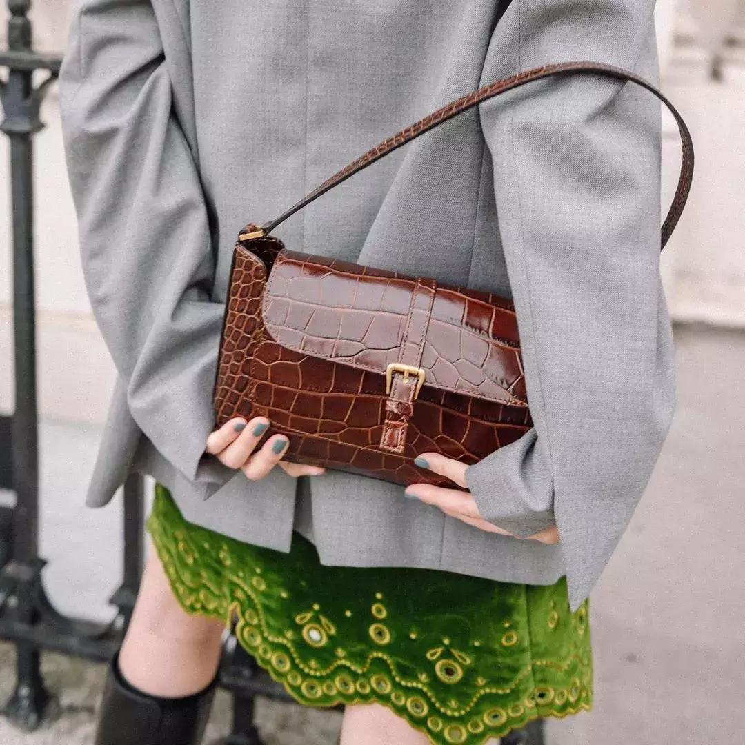 女明星背什么小众包,女明星背超便宜的包