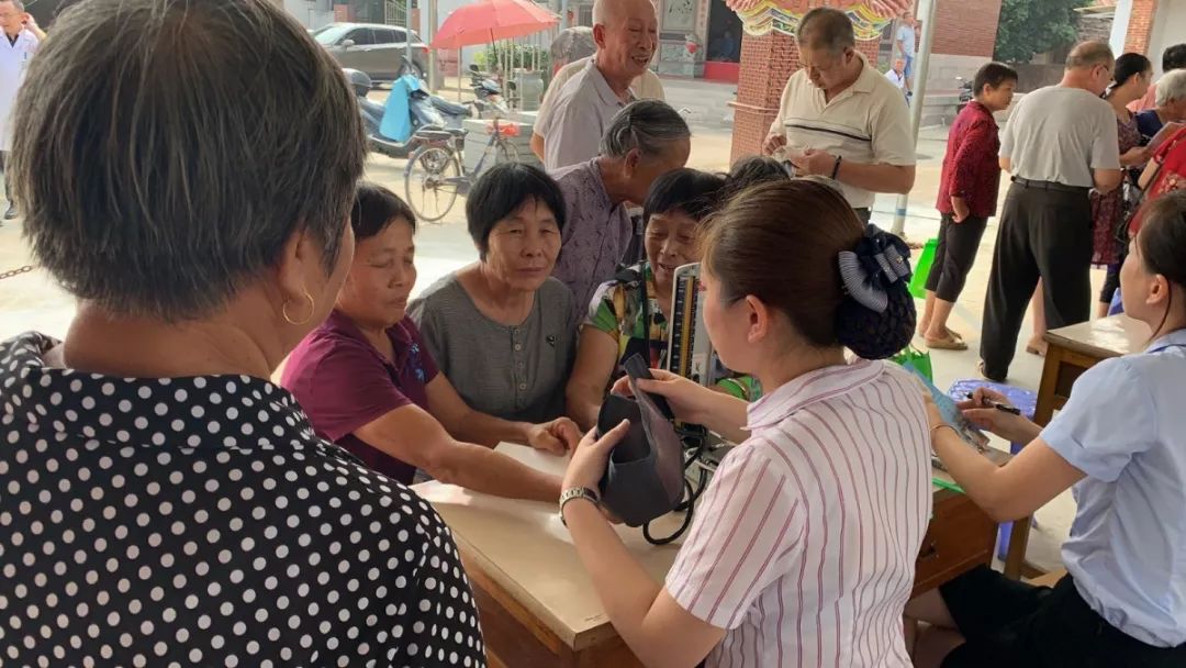 送医下乡暖民心健康帮扶见真情,健康扶贫在行动义诊下乡暖人心