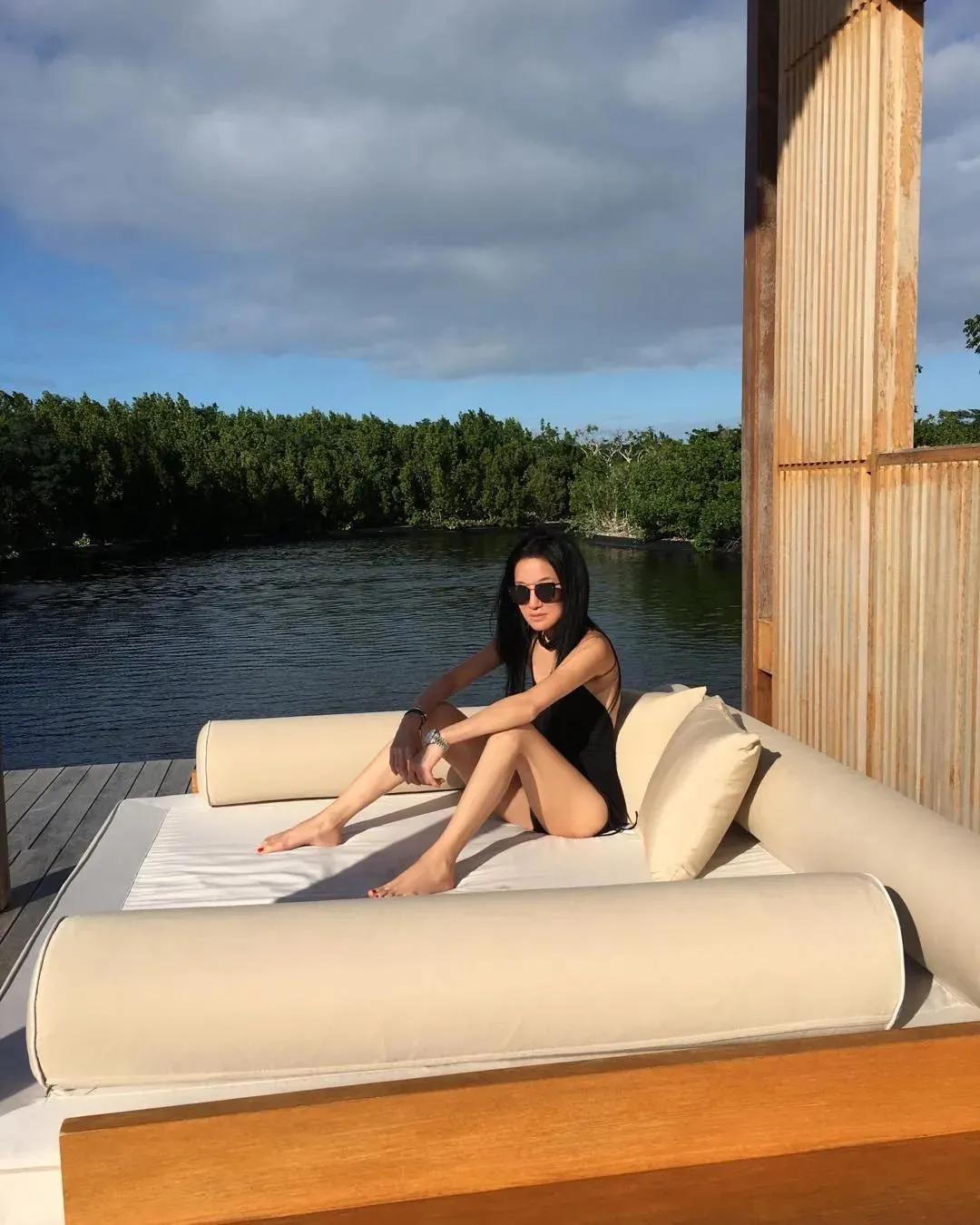 身价40亿，男友小她36岁：72岁“婚纱女王”比邓文迪厉害多了