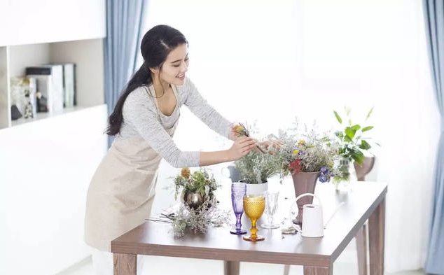 中年女人别被“少女心”误导，老在男人堆里凑热闹最后尴尬了自己