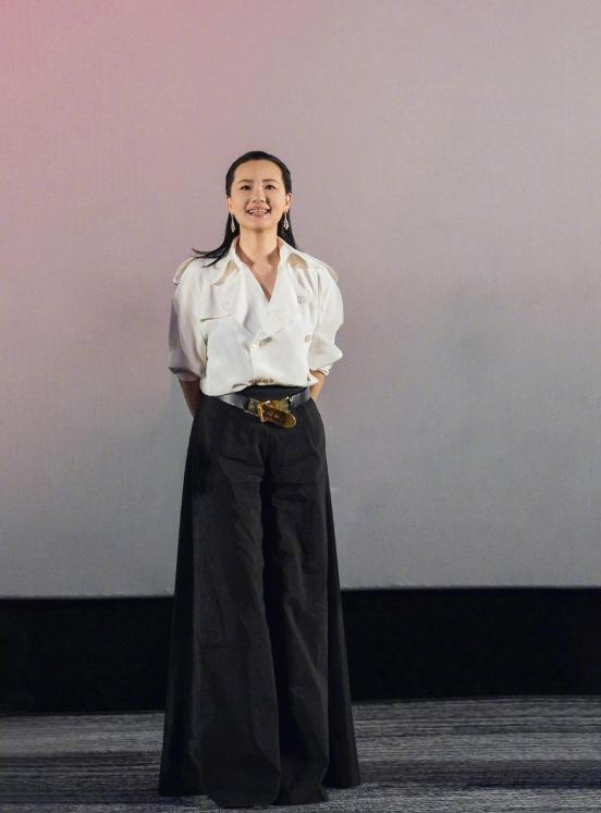 中年女性穿减龄时尚衬衫,中年女人穿这三件更优雅贵气