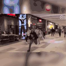 优衣库联名款遭疯抢场面,抢疯了的优衣库联名