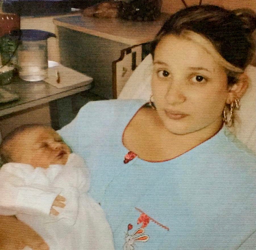 英国美女33岁当外婆,30岁的女人当上外婆