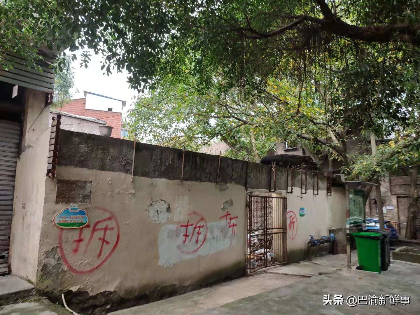 重庆巴南鱼洞这条街有点怪,一边是高楼大厦,一边是旧房