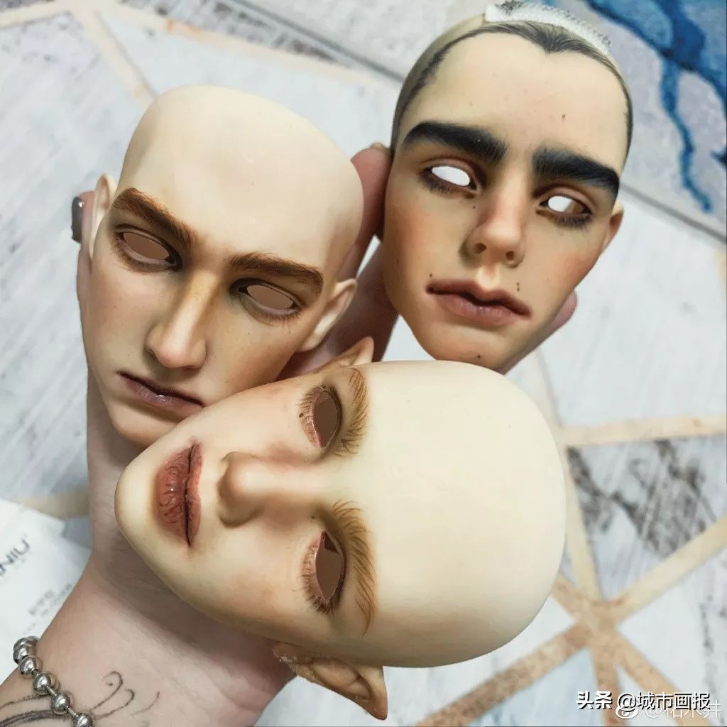 邮费都砍价的年轻人，竟给自己的娃娃穿上奢侈品