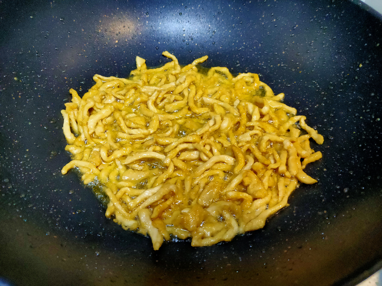 炒肉丝不嫩不入味还粘锅？大厨教你“三个妙招”，嫩滑入味不粘锅