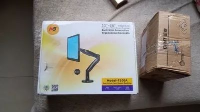 小桌面布置电脑笔记本,台式电脑显示屏小桌子