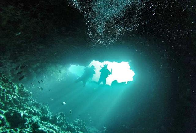 房间旁边就是泳池,房间旁边就是淋浴室