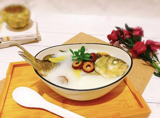 怎么样才能把鱼汤炖成奶白色,鱼汤怎么熬才是奶白色好喝视频