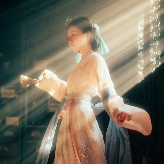 不染世俗的古风女头真人,有意境古风女头真人版