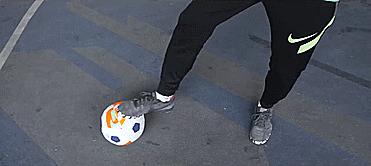 三招必学的足球过人技巧,三分钟学会足球的教程