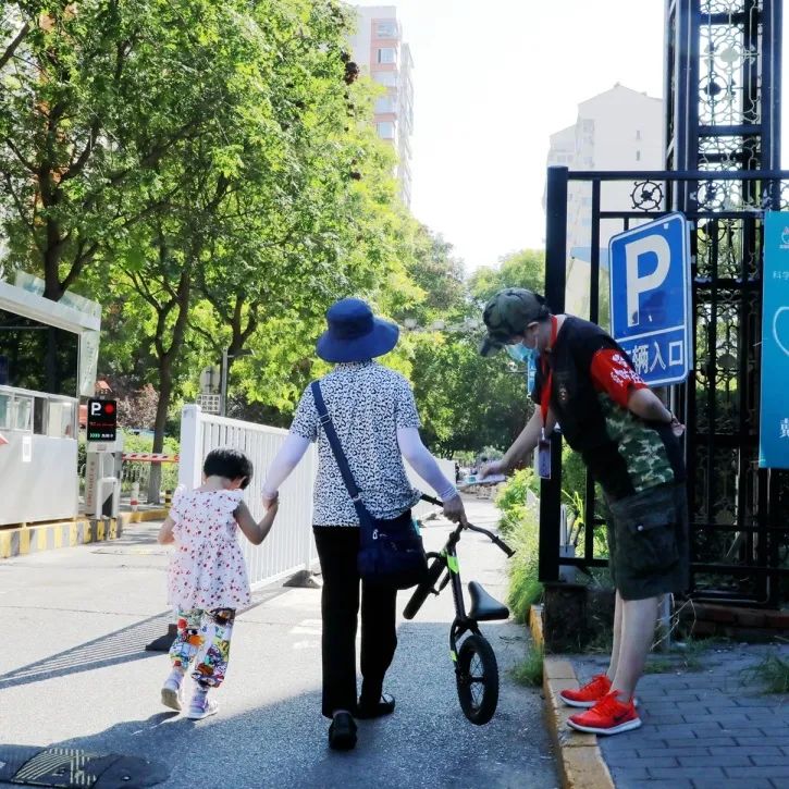 他们坚守在疫情防控一线,防控疫情他们在风雪中坚守
