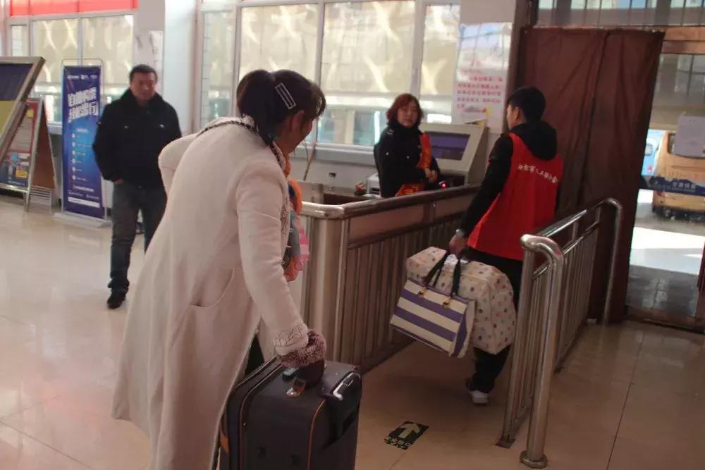 白银:爱心志愿者成为汽车站春运一道最亮风景线