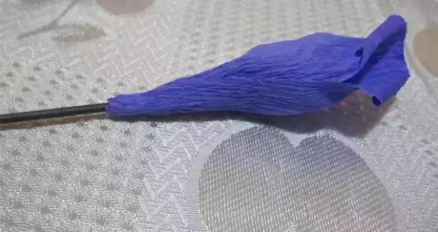 银杏叶手工花贴画幼儿园简单,彩色皱纹纸怎么做手工花幼儿园