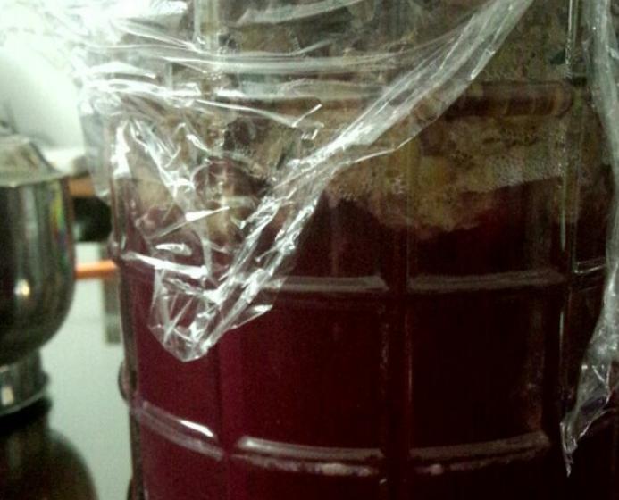 如何制作色泽红润的葡萄酒,自制葡萄酒最正宗的方法图解