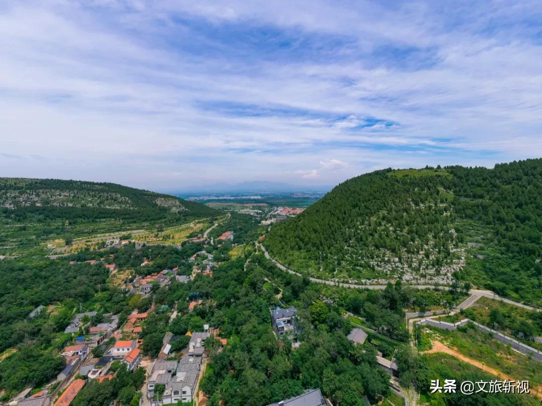 十年后再次走进朱家峪，被村里的几个摊煎饼的大妈纠缠着买煎饼