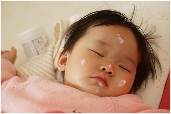 新生儿湿疹又咳嗽,新生儿湿疹每天早上起床加重