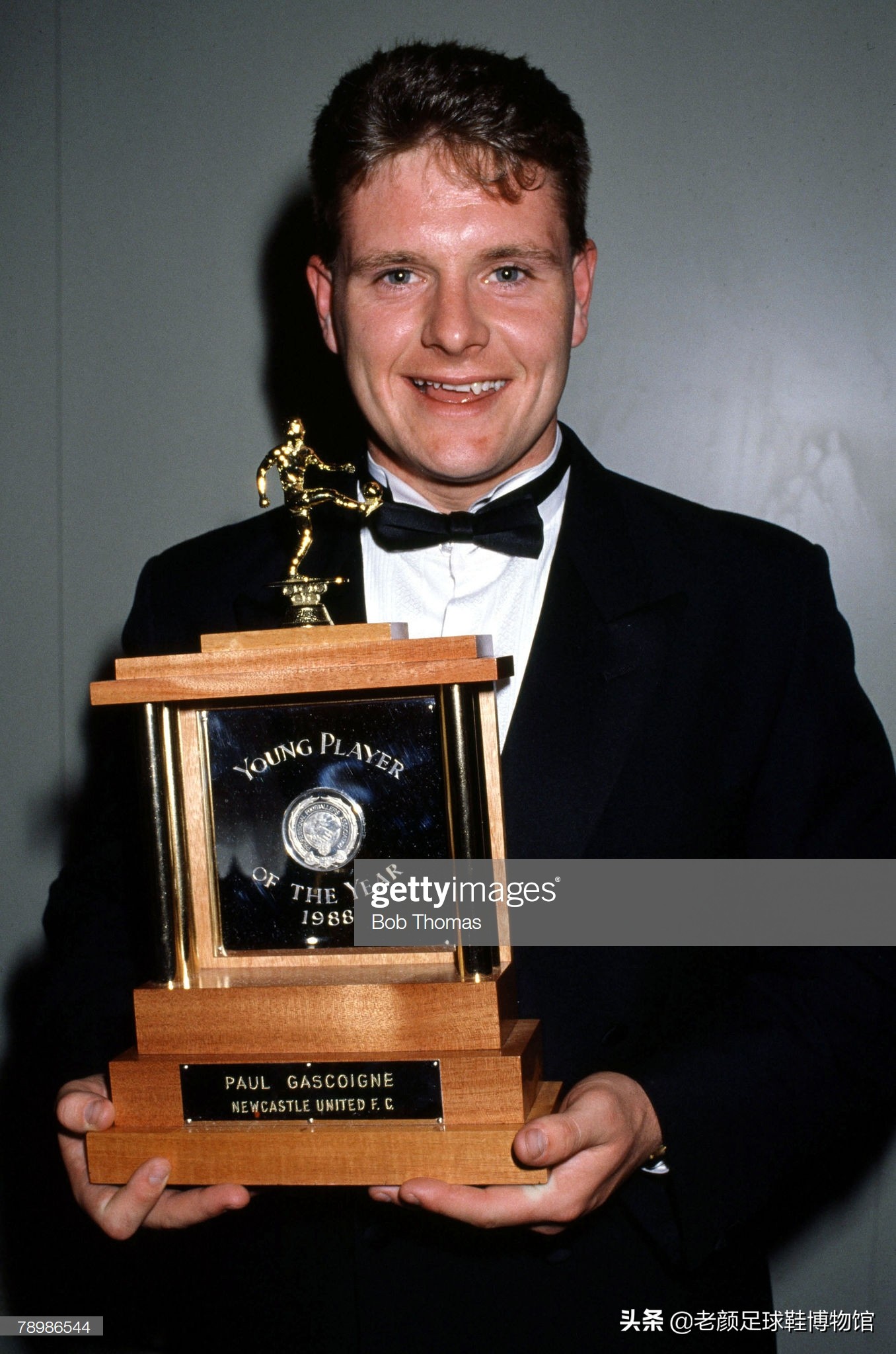 破产酒鬼的球鞋拍卖值6万,加图索的恩人名字成为香港路名