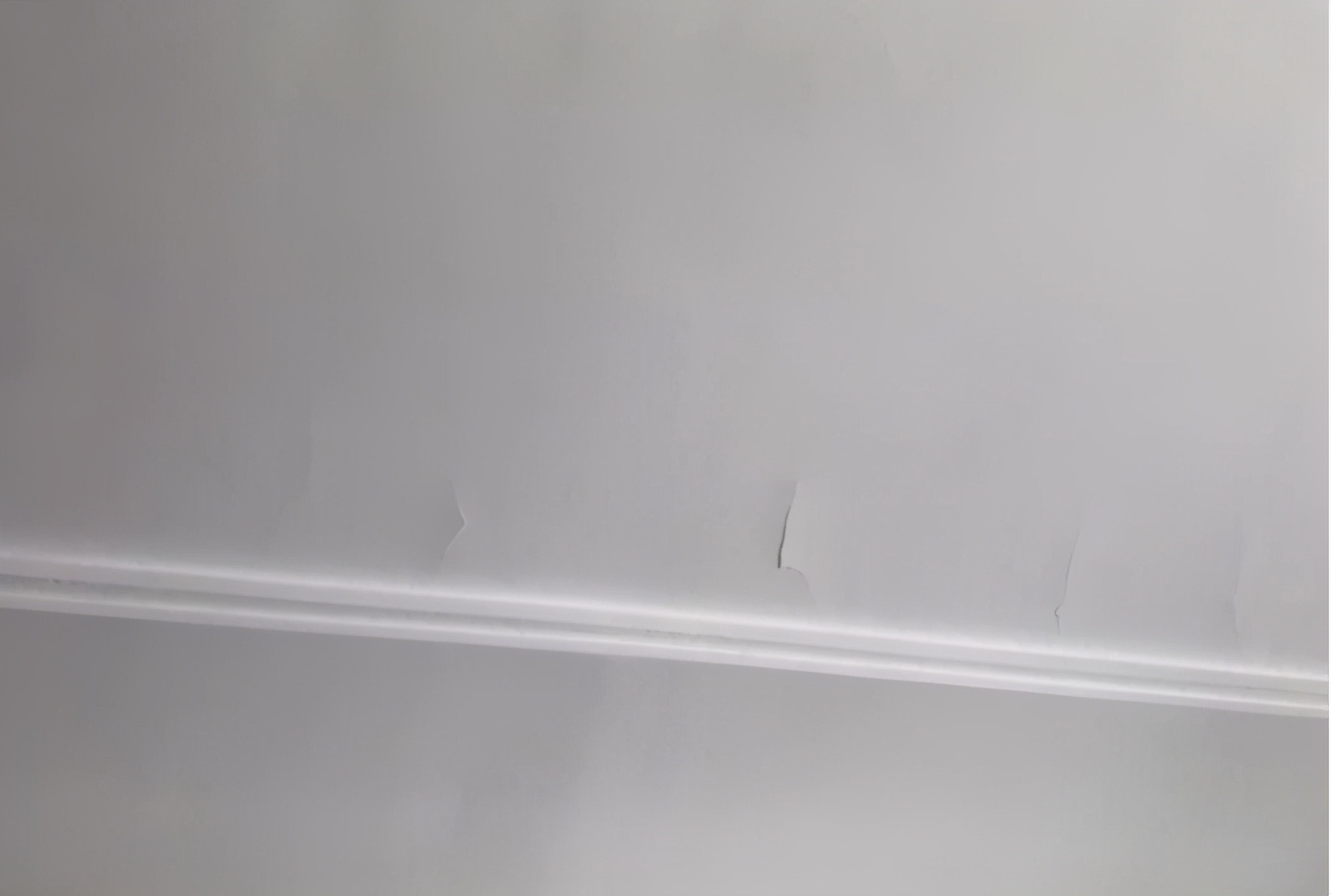 天花板掉皮解决方案,天花板掉皮可以贴什么处理