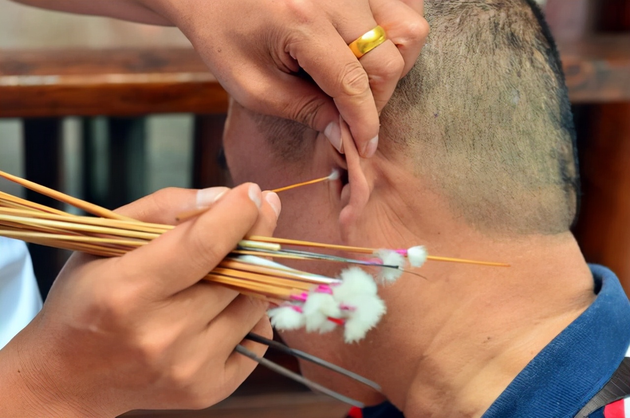 耳机这样戴才是正确的,戴耳机需要注意什么事项保护耳朵