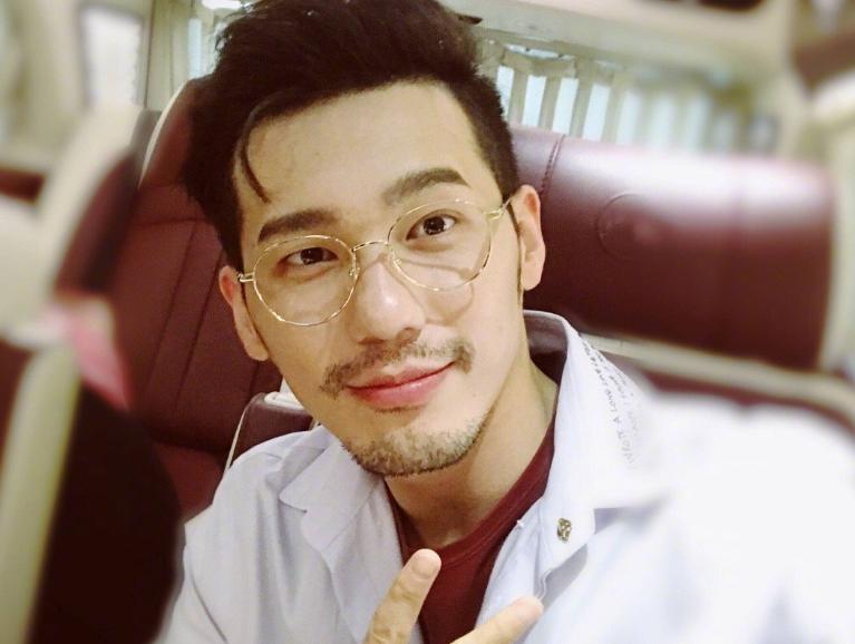 白宇真情告白小宇宙，紫色“秋衣”意外抢镜，唱歌卡壳要耍赖？